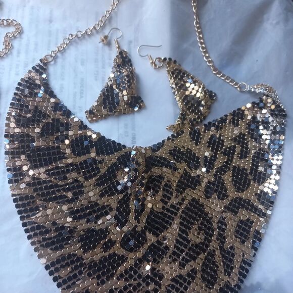 NWOT Chainmaile Bib Necklace with Matching Earrings - Gold Cheetah - Picture 3 of 4